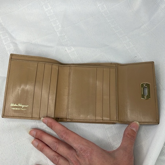 Ferragamo Compact Wallet Beige Leather Gancini Clasp and Kisslock - Picture 13 of 17